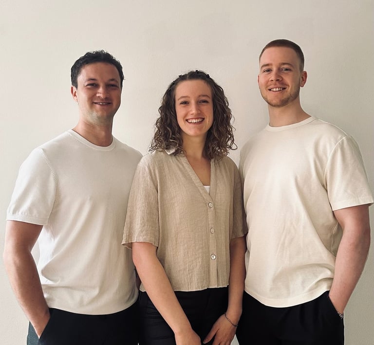 FRAMA Teamfoto – Johannes, Eva und Linus vor weißem Hintergrund
