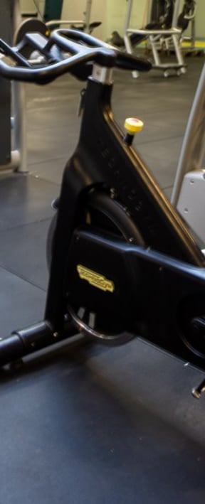 Sala attrezzata della palestra Move 2 Grow a Milano con macchinari cardio e pesi, ideale per allenamenti personalizzati.