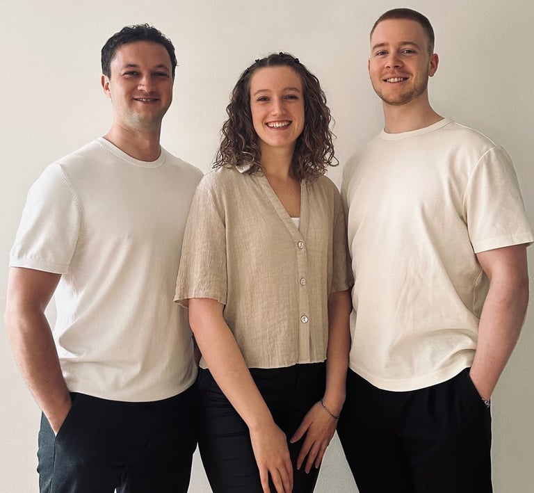 FRAMA Teamfoto – Johannes, Eva und Linus vor weißem Hintergrund