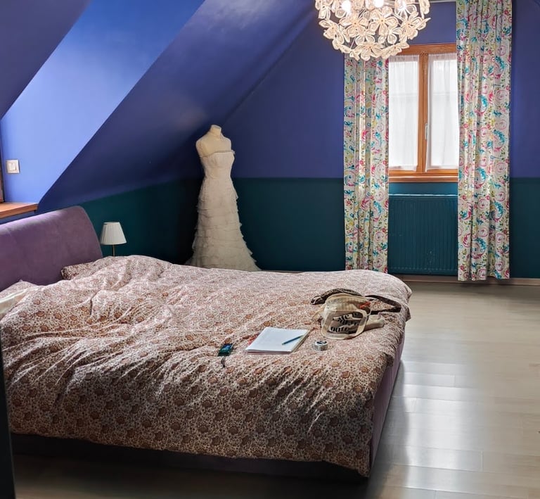 chambre avec lit 2 places murs vert et bleu, plafond bleu turquoise, luminaires rond à fleurs