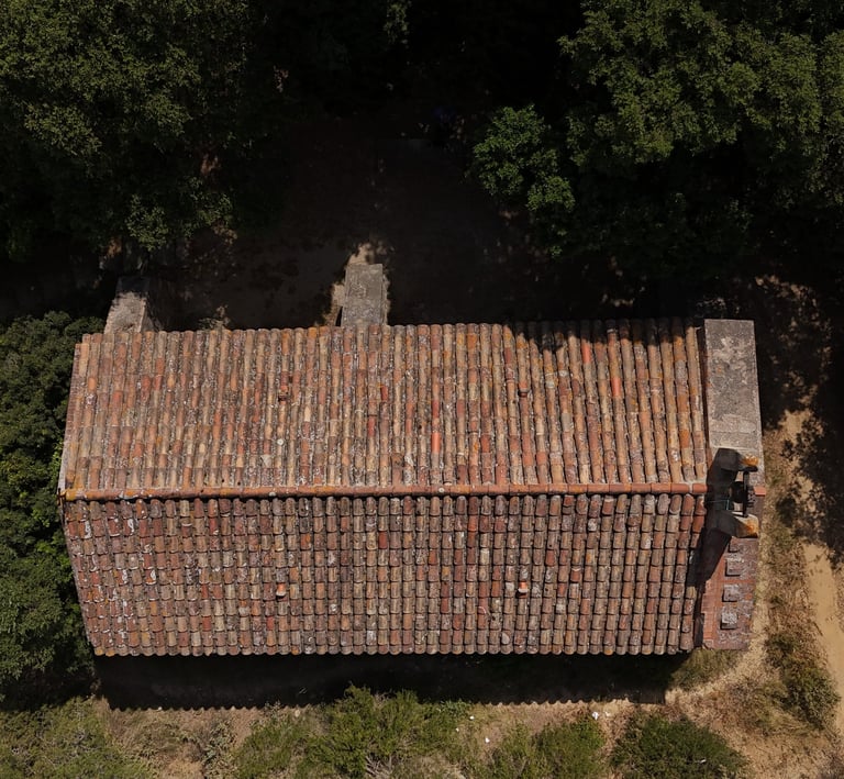 Dron realizando toma cenital de tejado de ermita en la comarca del maresme