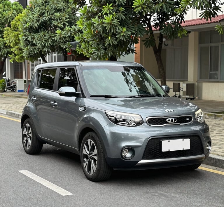 A gig worker delivering food with a bright, reliable familiadrive car parked in the background.