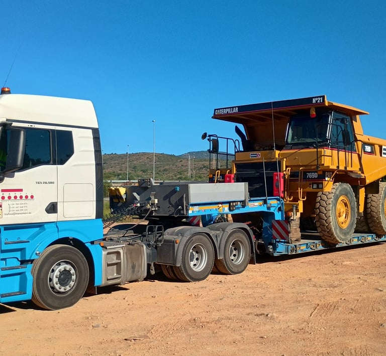 Servicio de transporte especial de maquinaria pesada con góndola industrial
