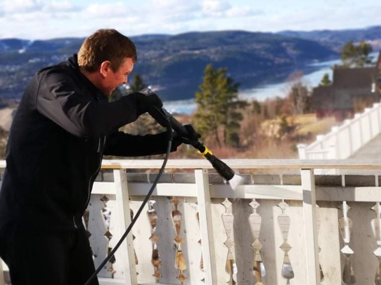 Fasade som blir skinnende ren etter profesjonell vask