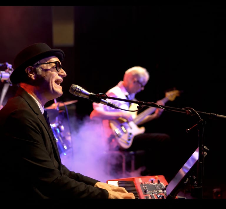 Keco Pujol piano y voz concierto de Made in Black, banda de soul, funk y blues en directo