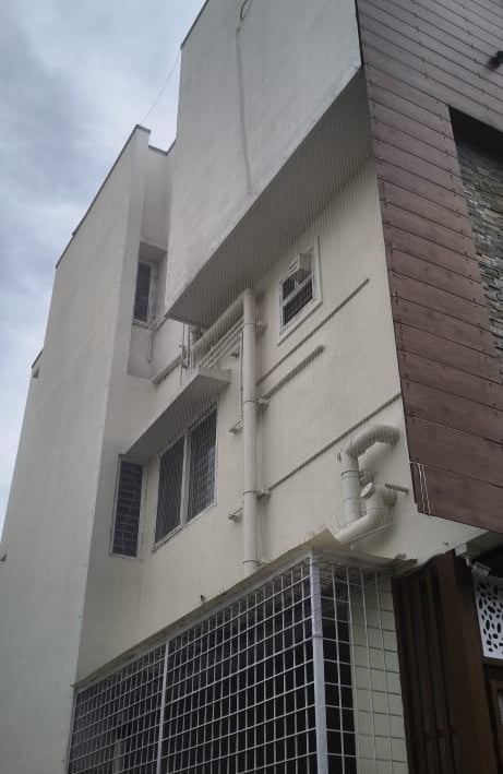 Daylight image showing the fine mesh and strong framework of the balcony safety net.