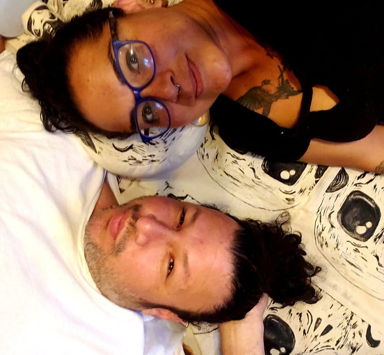 Alma y Frank entre grabado de boneito