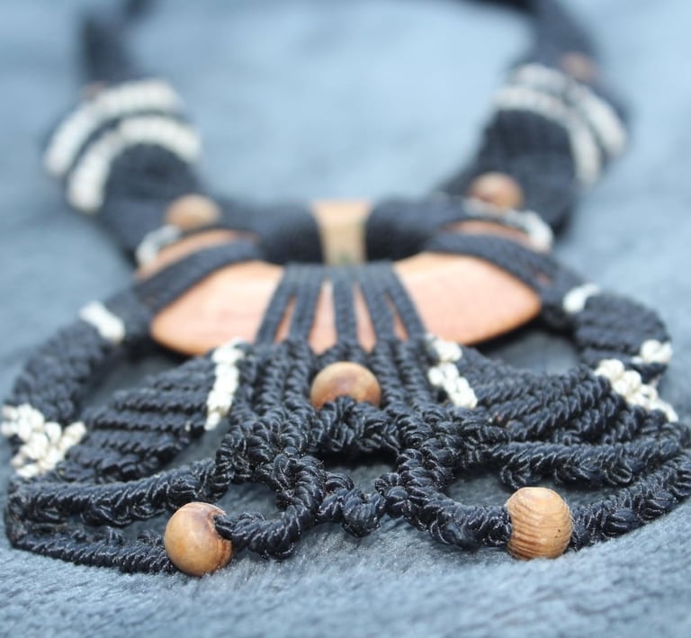 Collar de macramé negro hecho a mano, con cuentas de madera