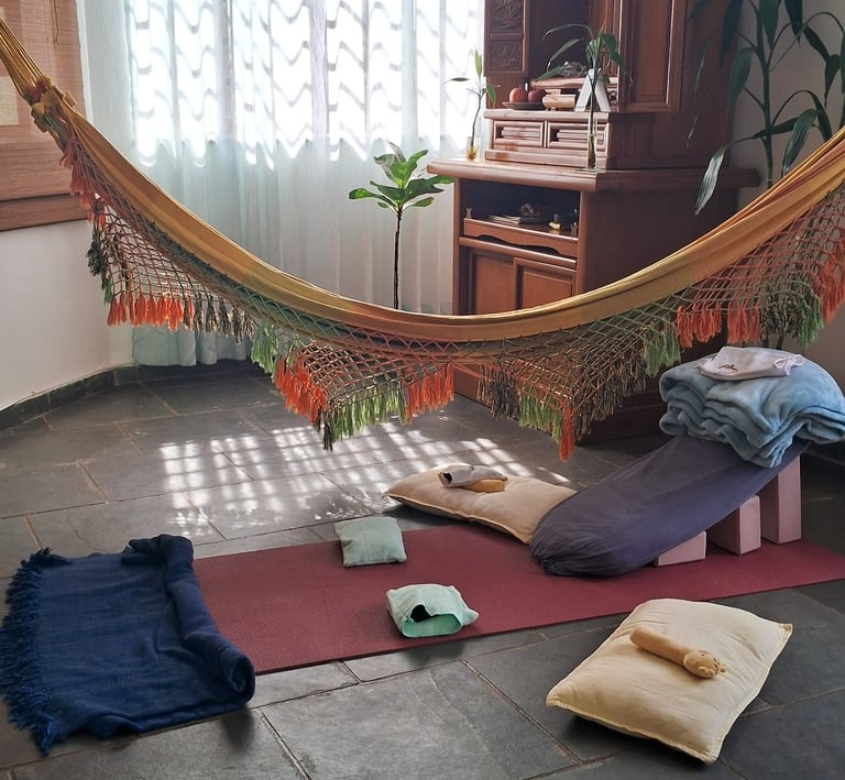 Interior do Recanto Clara com oratório budista Nichiren, rede central e suporte para terapias de des