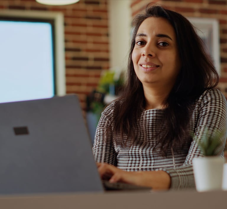 estudiante en su computadora