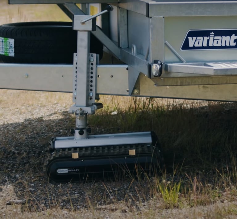 Mower Robot Trolley podłączony do montażu uniwersalnego regulowanego w przyczepie transportowej