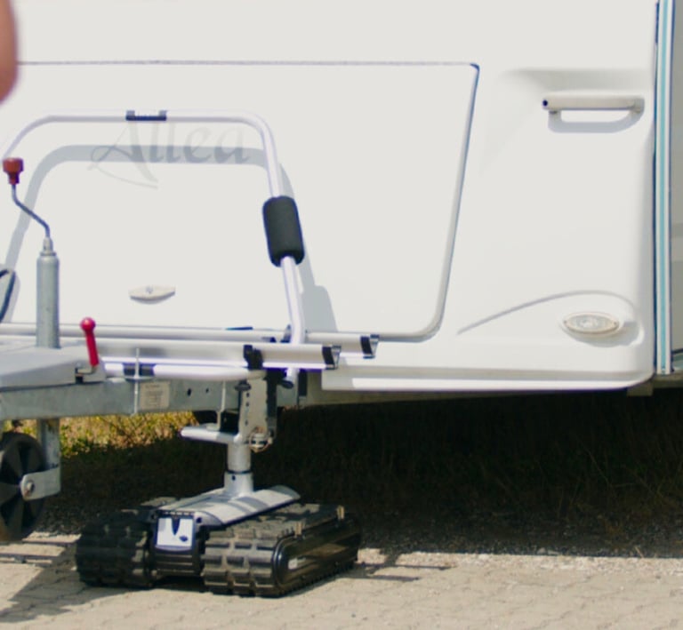 Robot Trolley mower podłączony do przyczepy kempingowej