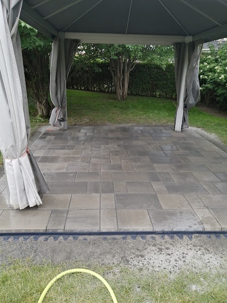 Terrasse de pavé uni