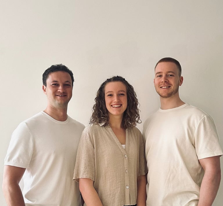FRAMA Teamfoto – Johannes, Eva und Linus vor weißem Hintergrund