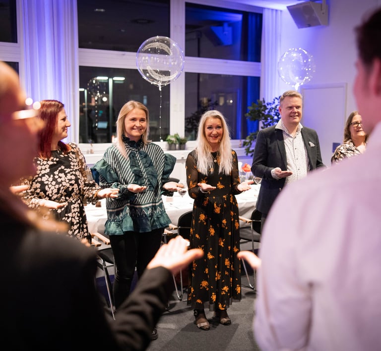 når vi gør noget sammen i teambuilding, så er vi alle i samme situation. latterkursus og sammenhold