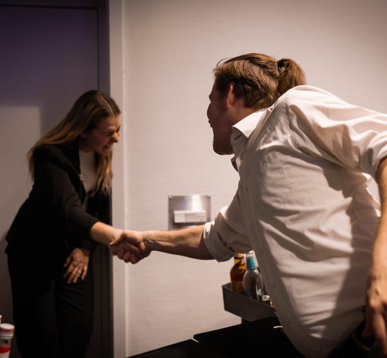 Kontakt er vigtigt i mødet med mennesker i et latterkursus.