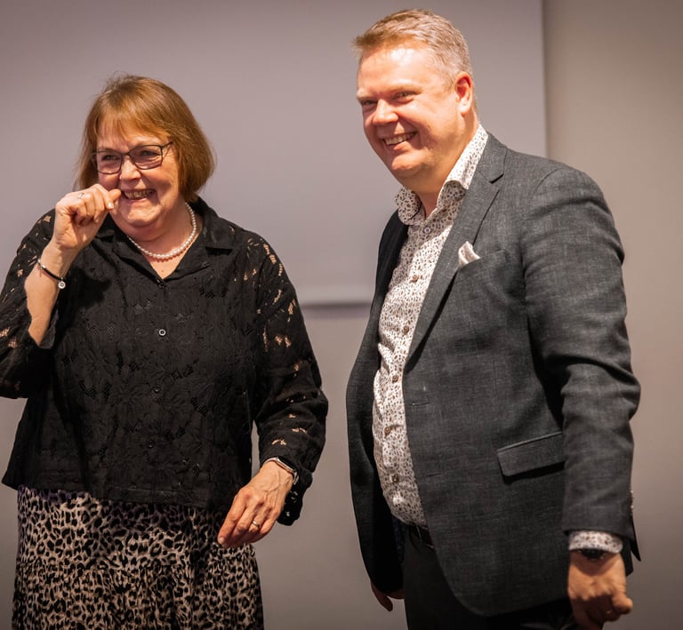 Selv når vi kigger på et latterkursus smitter det.