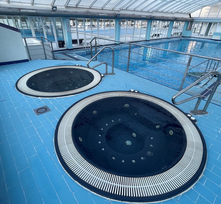 Jacuzzis y piscina climatizada complejo Marina Azul I Tavernes