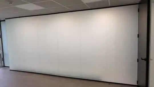 Mampara de oficina en cristal laminar opaco, con puerta de melamina altura de suelo a techo.