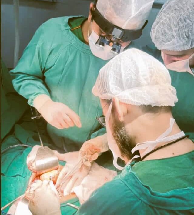 Time de cirurgiões operando um câncer de pâncreas