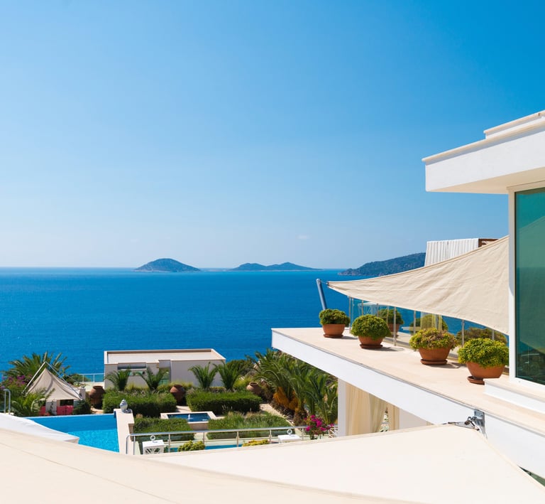 Private residence with a breathtaking view and a sizable, well-established yard