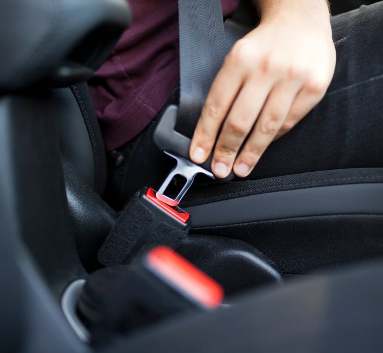 Pessoa colocando o cinto de segurança em carro da APKTEM.