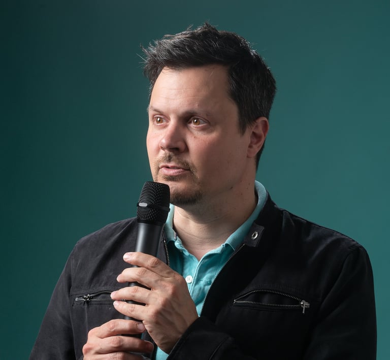Vincent Posé, micro en main, pour parler en public