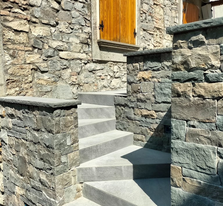 villa di lusso con rivestimenti in pietra incollata 