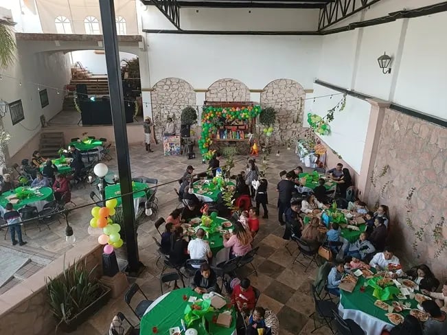 Fiesta infantil con decoracion tematica y servicio de carnitas para eventos en salon social