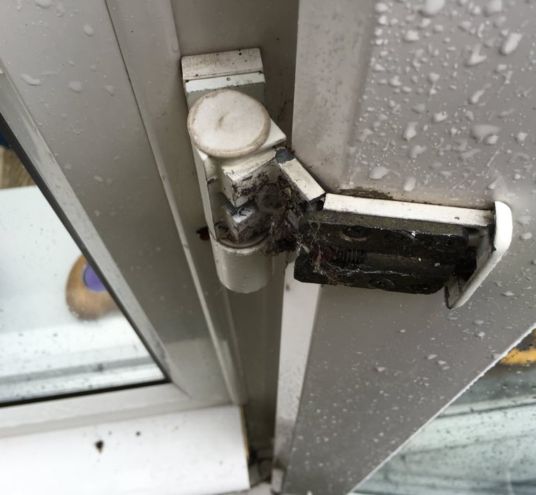 picture of a broken upvc door hinge