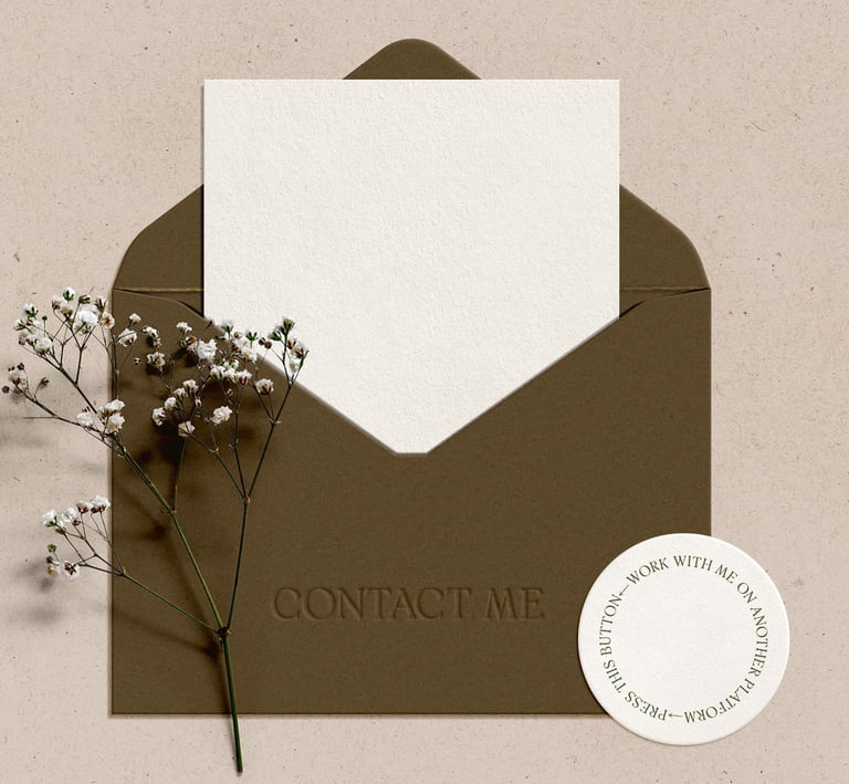 sobre abierto cafe con una hoja adentro