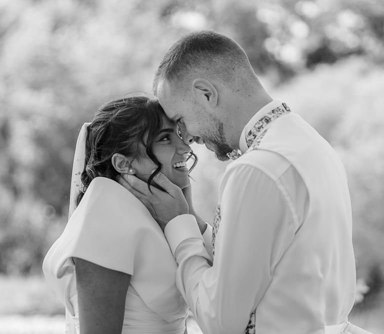photos de couple Aix-en-Provence front contre front et sourire magnifique- For My Love