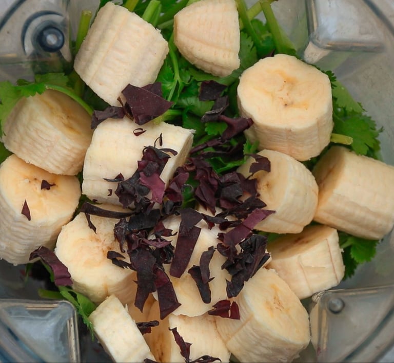 Alle Zutaten für den Heavy Metal Detox Smoothie im Mixer