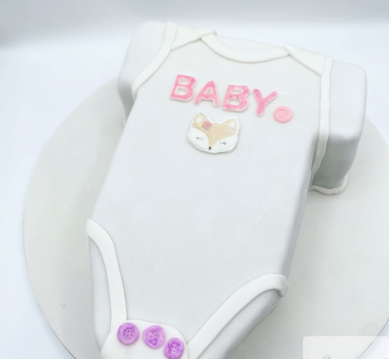 gâteau baby shower , renard, gâteau en forme de body blanc