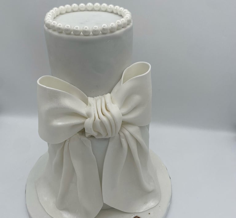 Cake design , élégant, perles noeud, anniversaire , mariage , gâteau a étage , layer cake