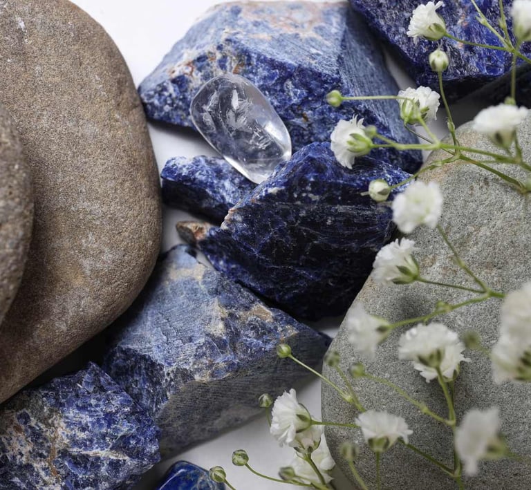 Gemas preciosas azules con flores 