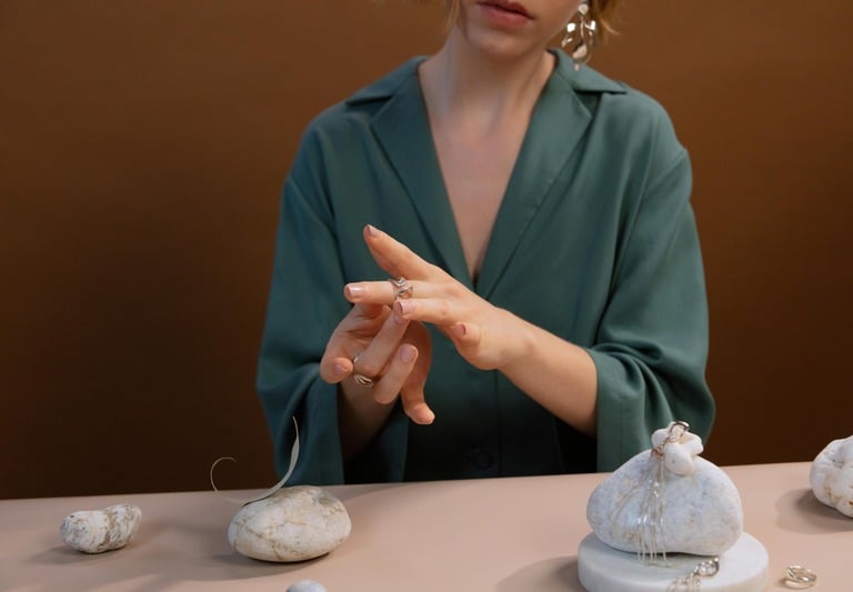Mujer exhibiendo un anillo de piedra preciosa de plata