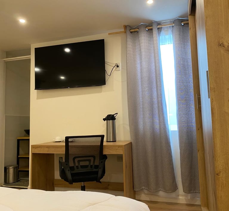 Habitación La Alpaca con TV, baño privado y escritorio en hospedaje en Huayllay
