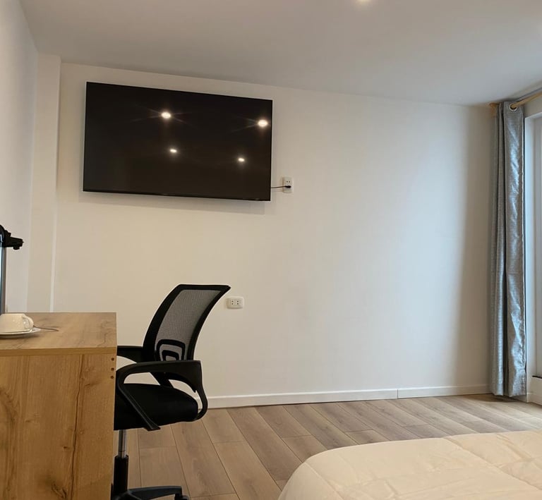 Habitación El Cóndor con TV, escritorio, café y acceso a patio privado en hotel en Huayllay Pasco
