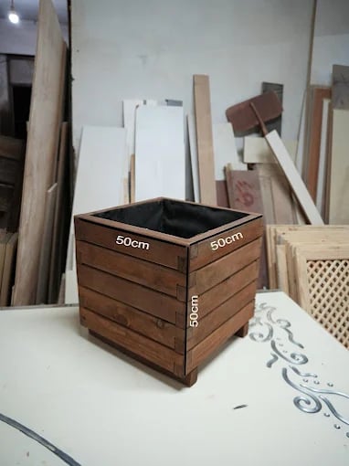 kare ahşap çiçeklik