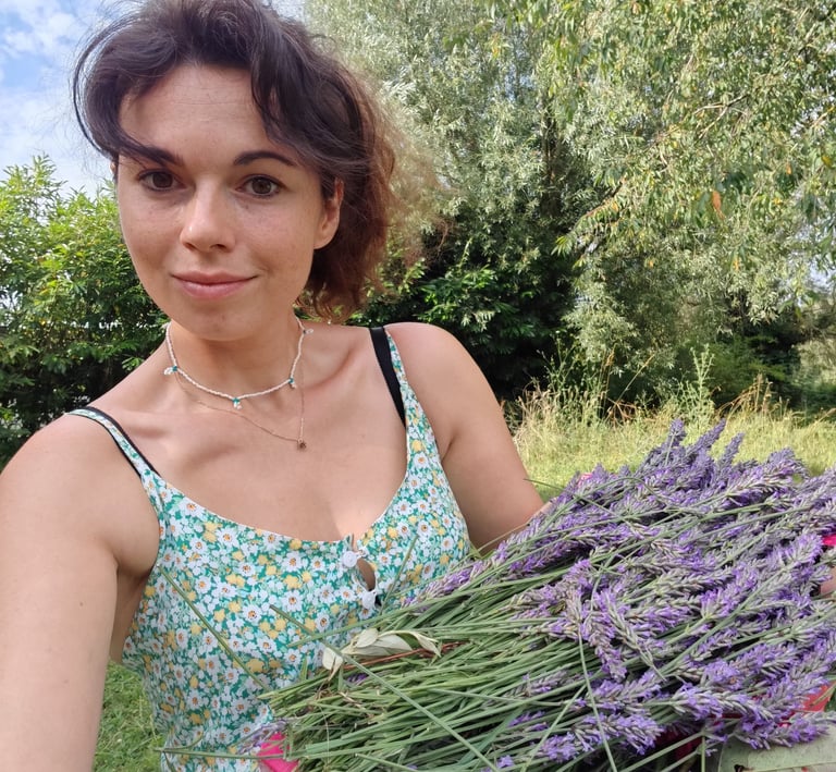 Marine lors d'une récolte de lavandes dans le jardin pour l'infusion Lulli
