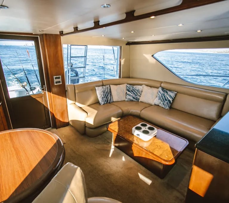 yate de pesca deportiva hatteras 60 cabo san lucas interior
