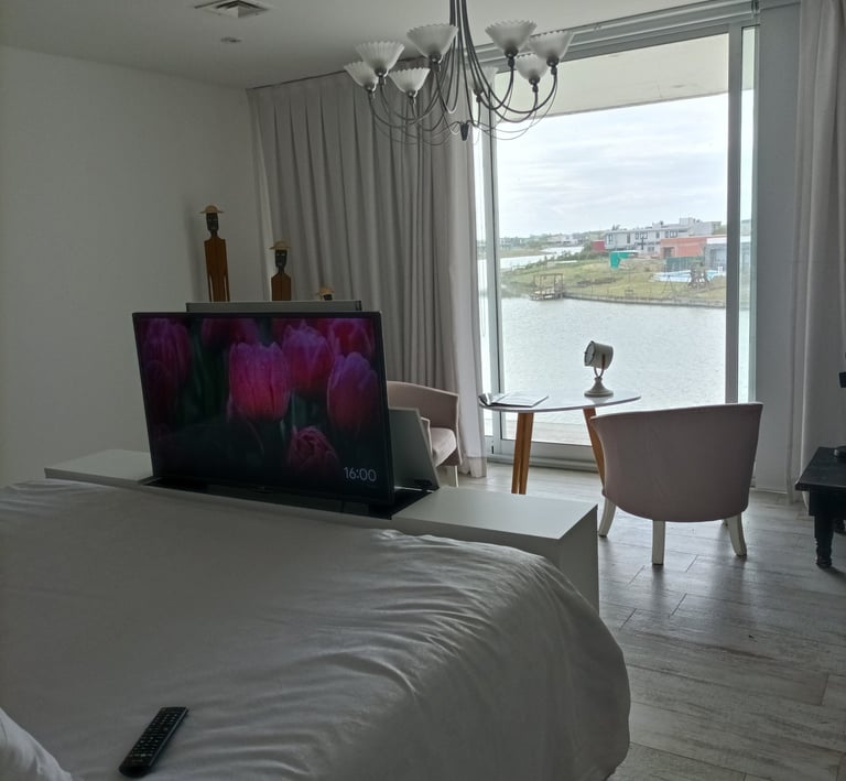 Mueble tipo pie de cama para tv de 43" y cama de 2 metros de largo