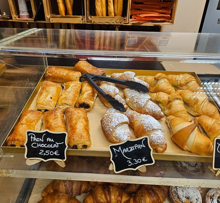Süße französische Backwaren wie Marzipancroissants und Pain au Chocolat im Café Français in Konstanz