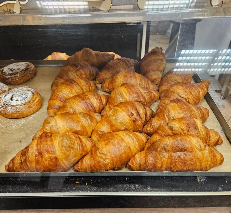 Goldbraun gebackene Croissants in der Auslage des Café Français in Konstanz