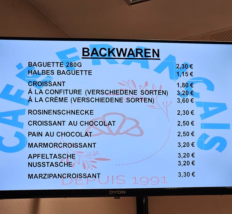 Digitale Speisekarte mit Preisen für Croissants, Pain au Chocolat und weitere Backwaren im Café Fran