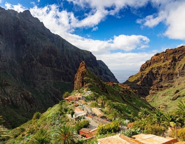 Sendero del Barranco de Masca rodeado de montañas volcánicas en Tenerife ideal para rutas en camper