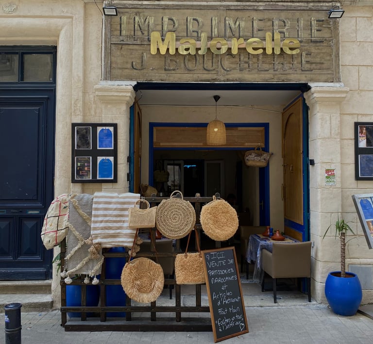 Façade du restaurant marocain Majorelle à Bordeaux avec décoration artisanale et ambiance orientale