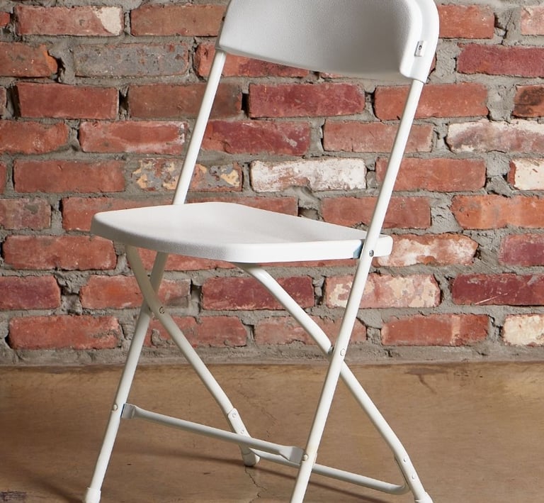 Silla blanca plegable
