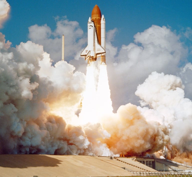 una nave espacial despegando al momento de la ignición